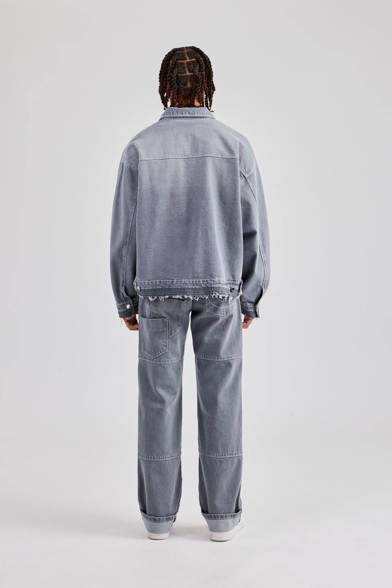 Herren-Jeansjacke mit Kontrastnähten und Umschlagjeans – verwaschenes Grau