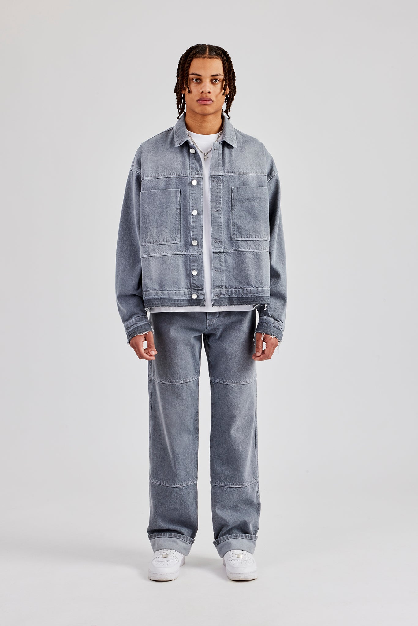 Herren-Jeansjacke mit Kontrastnähten und Umschlagjeans – verwaschenes Grau
