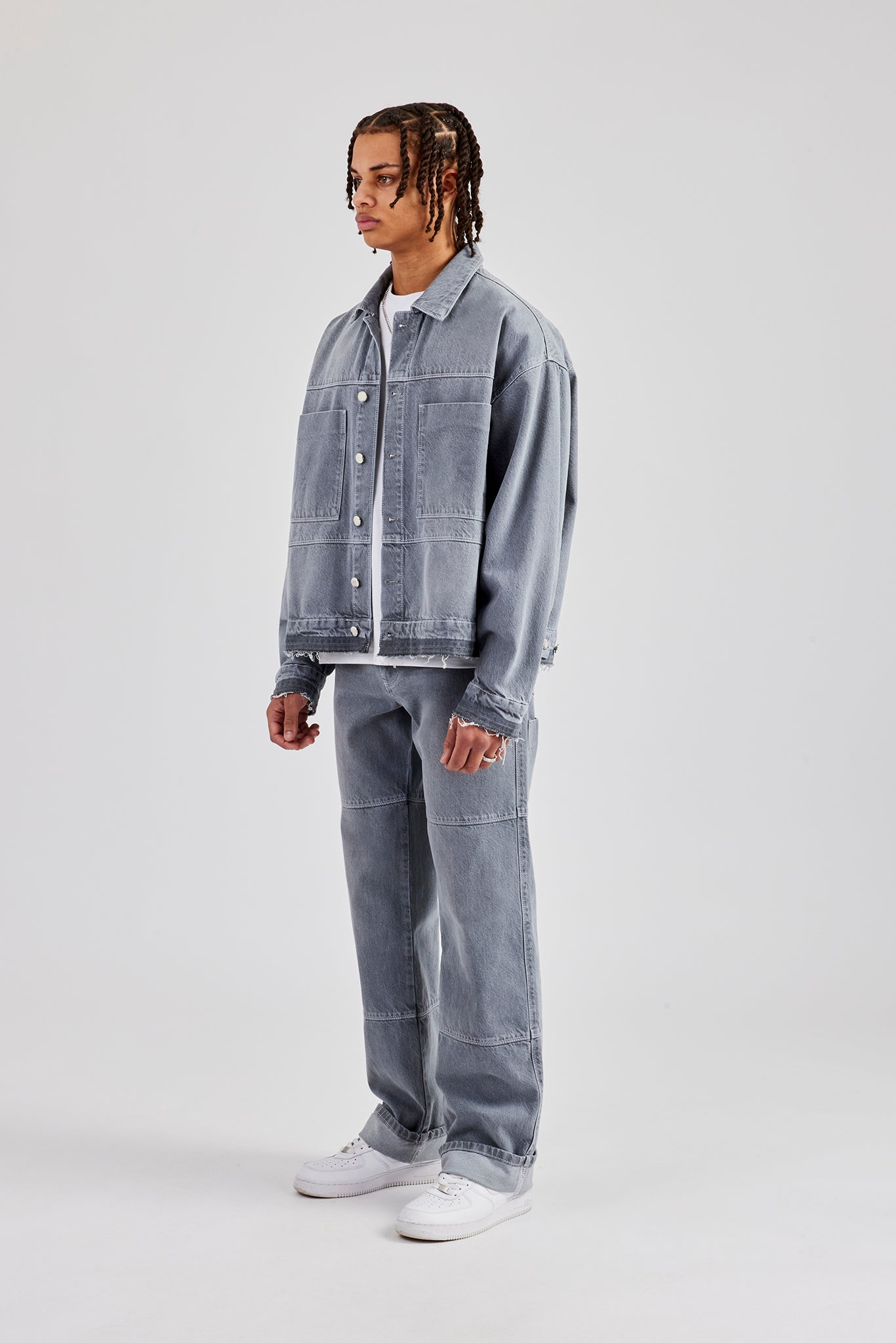 Herren-Jeansjacke mit Kontrastnähten und Umschlagjeans – verwaschenes Grau